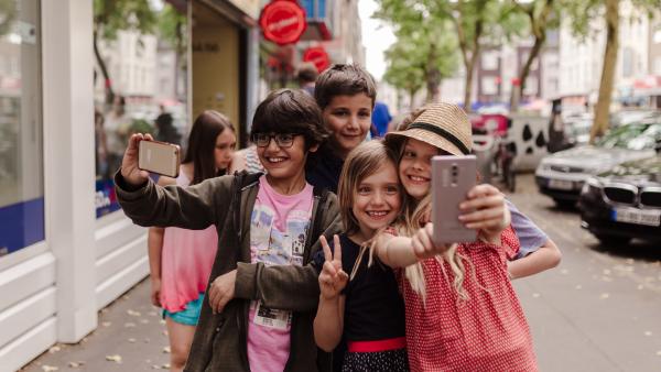 Kinder machen Selfie auf Straße